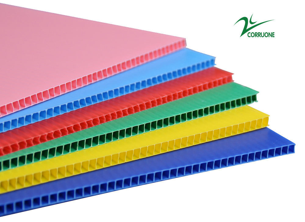Folhas de plástico ondulado de parede dupla de 4 pés x 8 pés resistentes à UV para embalagens ecológicas